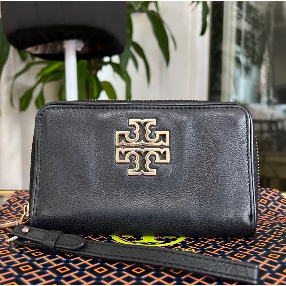 ♦️♦️ AUTHENTIC TORY BURCH BLACK LEATHER BRITTEN CELLPHONE WALLET ♦️♦️